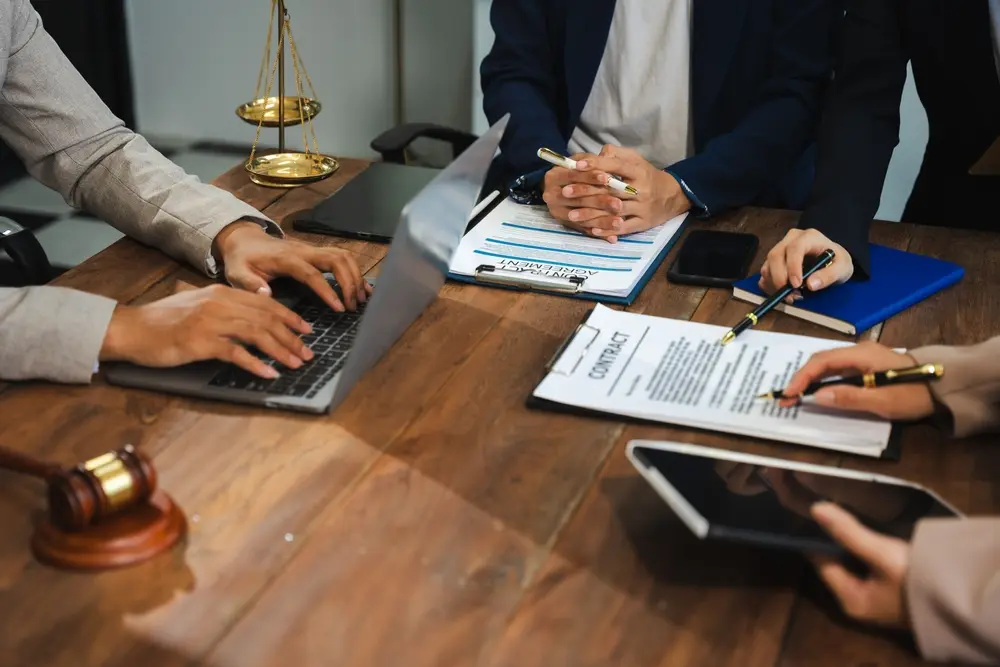 دورات تدريبية في الشؤون القانونية وإدارة العقود